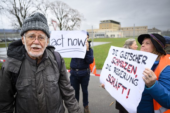 Le Prix Nobel Jacques Dubochet face aux médias après avoir accompagné l'activiste Nicolas Presti à la prison d'Orbe.