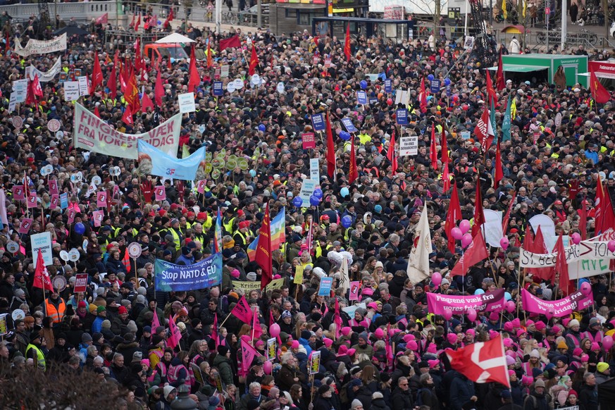 Des milliers de Danois se sont rassemblés dimanche sur la place Christiansborg, devant le Parlement, à Copenhague.