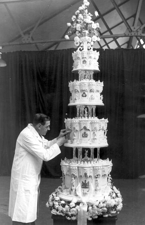Bildnummer: 59955168 Datum: 28.08.1999 Copyright: imago/United Archives International
Princess Elizabeth s Official Wedding Cake kbdig 1999 hoch Made by McVitie &amp; Price Ltd Princess Elizabeth Wed ...