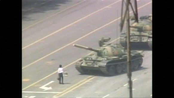 Le Tank man, aussi connu sous le nom de l'Homme de Tian'anmen, a été rendu célèbre après avoir bloqué symboliquement la progression d'au moins 17 chars de l'Armée populaire de libération lors des mani ...