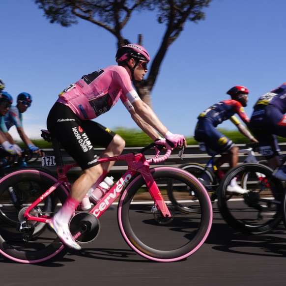 Le Danois Jonas Vingegaard a remporté dimanche son premier Giro, devenant le 8e homme à gagner les trois grands tours.