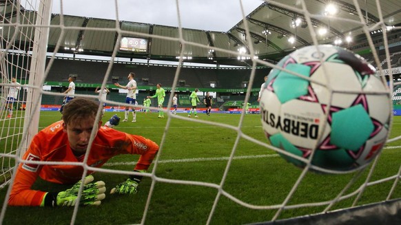 epa09072089 Goalkeeper Frederik Roennow of FC Schalke 04 reacts after conceding the openingt goal, an own goal scored by Shkodran Mustafi of FC Schalke 04, during the German Bundesliga soccer match be ...