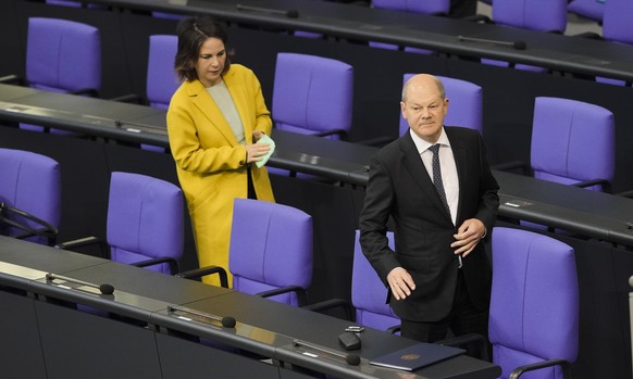 German Chancellor Olaf Scholz arrives with Foreign Minister Annalena Baerbock, left, at the German parliament Bundestag ahead of an EU summit at the Reichstag building in Berlin, Germany, Thursday, Oc ...