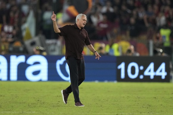 Roma&#039;s head coach Jose Mourinho gestures to referee Daniele Chiffi after receiving a red card during a Serie A soccer match between Roma and Atalanta, at the Olimpic stadium in Rome, Sunday, Sept ...