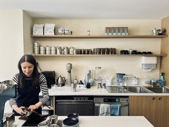 Adéla, en plein service.