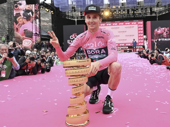 Vainqueur du Giro 2022, Jai Hindley a abandonné jeudi après une chute collective