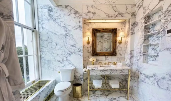 Et voici à quoi cette salle de bain ressemble maintenant.