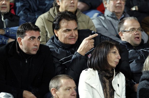 Zermatten (à droite de l'image) en tribune latérale, le 8 novembre 2008 lors d'un match du FC Sion contre Bellinzone.