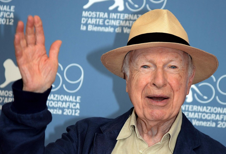 epa10049342 (FILE) - British theater and film director Peter Brook poses during a photocall for the film &#039;The Tightrope&#039;, during the 69th Venice International Film Festival in Venice, Italy, ...