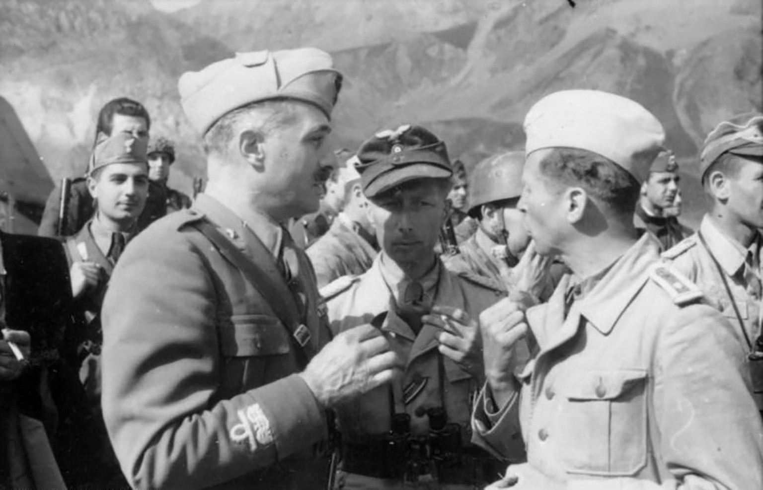 Le général de police Fernando Soleti (à gauche) avec le major Harald Mors (au centre).
https://commons.wikimedia.org/wiki/Category:Gran_Sasso_raid#/media/File:Bundesarchiv_Bild_101I-567-1503C-35,_Gran ...