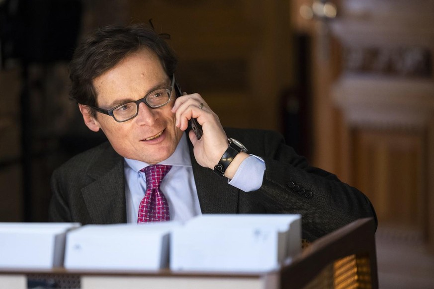 Roger Köppel (UDC/ZH), est au téléphone dans la salle des pas perdus du Conseil national, pendant la session de printemps des Chambres fédérales, le lundi 7 mars 2022.