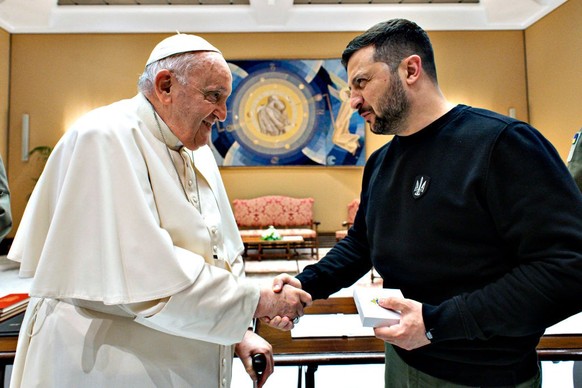 VATICAN CITY, VATICAN - MAY 13: (EDITOR NOTE: STRICTLY EDITORIAL USE ONLY - NO MERCHANDISING) Pope Francis meets with Ukrainian President Volodymyr Zelensky at the Studio of Paul VI Hall on May 13, 20 ...