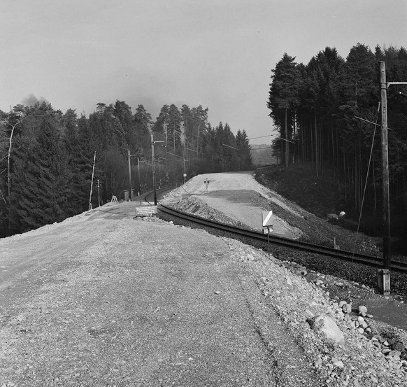 La nouvelle ligne recouvre l’ancien tracé de la ligne du National-Suisse de 1877.
https://www.sbbarchiv.ch/detail.aspx?ID=471474