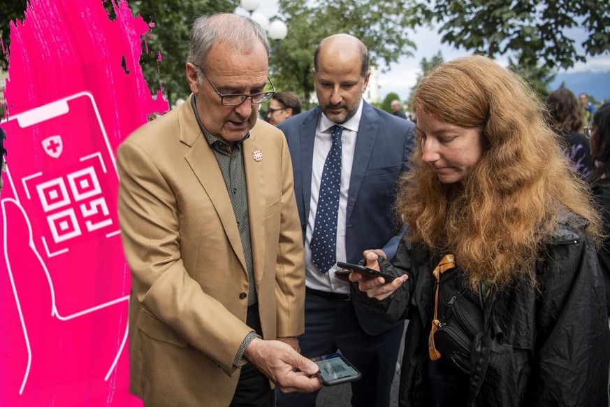 Guy Parmelin, alors président de la Confédération, montre patte blanche en ce 1er août 2021.