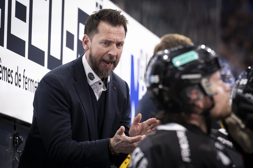 Head Coach Lars Leuenberger (HCFG) reagiert beim Eishockey National League zwischen Fribourg-Gotteron, HCFG, und SCL Tigers, SCL, am Freitag, 24. Januar 2025, in der BCF Arena in Fribourg. (KEYSTONE/A ...