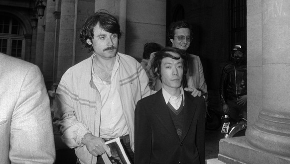Le 17 juin 1981, Sagawa à sa sortie de la préfecture de police de Paris, après un interrogatoire.