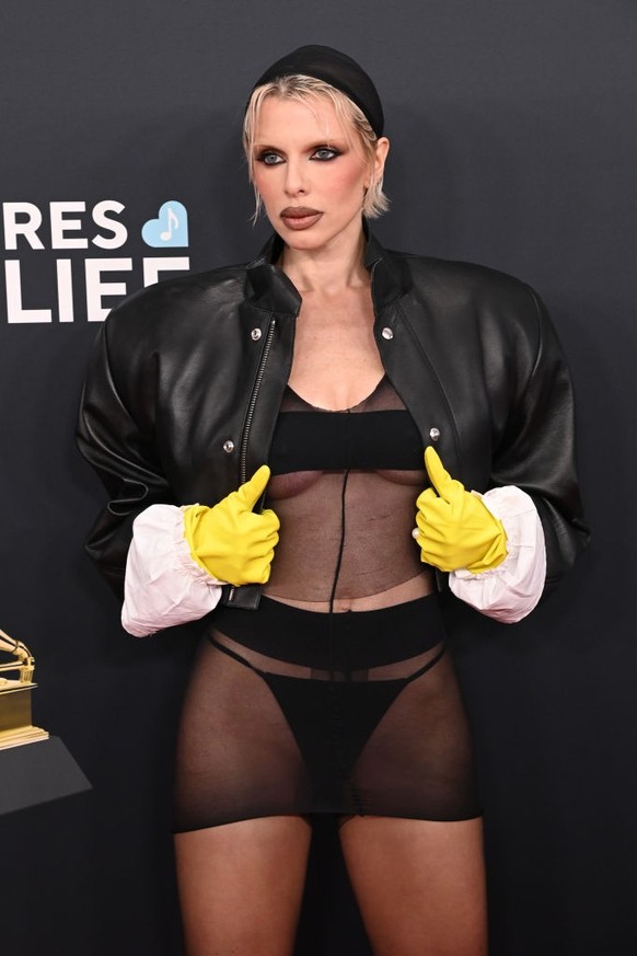 LOS ANGELES, CALIFORNIA - FEBRUARY 02: (FOR EDITORIAL USE ONLY) Julia Fox attends the 67th GRAMMY Awards on February 02, 2025 in Los Angeles, California. (Photo by Jon Kopaloff/WireImage)