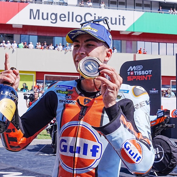Raul Fernandez fête sa victoire en sprint à Assen.