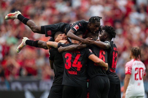 19.08.2023, Nordrhein-Westfalen, Leverkusen: Fu�ball: Bundesliga, Bayer Leverkusen - RB Leipzig, 1. Spieltag, BayArena. Leverkusens Jeremie Frimpong springt nach dem Treffer zur 2:0 F�hrung auf den To ...