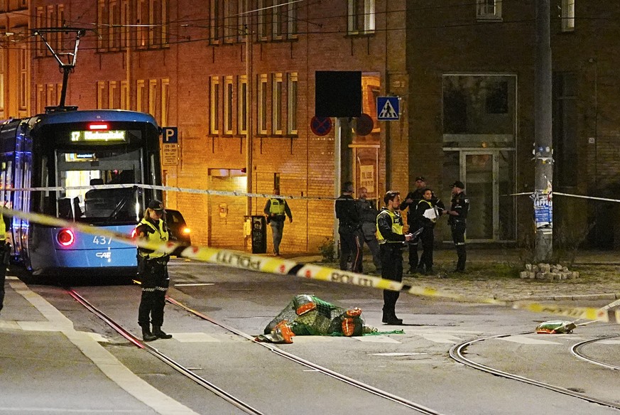 epa12400790 Emergency services close off an area on Pilestredet after responding to reports of an explosion, in Oslo, Norway, 23 September 2025. EPA/Terje Pedersen NORWAY OUT