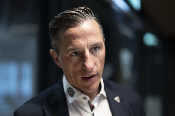 John Gobbi, directeur general du HC Fribourg-Gotteron, parle avec un journaliste lors d'un echange avec les differents representants du club du HC Fribourg-Gotteron, a la suite de l?elimination e ...