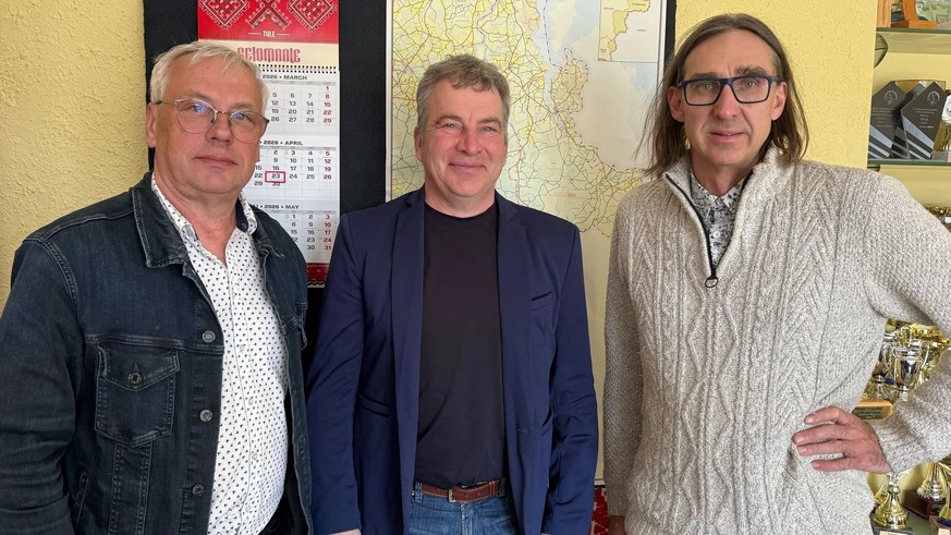 De gauche à droite: Aarne Leima, conseiller municipal, Raul Kudre, maire, et Ahto Raudoja, directeur de l'Institut Séto.