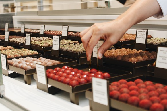La nouvelle boutique de Sweetzerland, Rue de La Croix-d'Or à Genève, et sa maître chocolatière Elena Esposto.