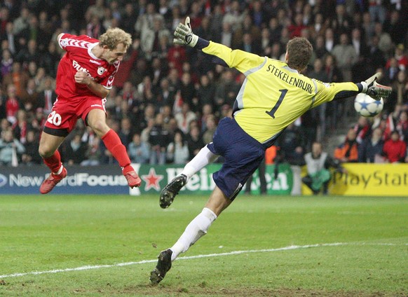 Mauro Lustrinelli, left, of Switzerlands FC Thun, misses a chance, in front of Goalkeeper Maarten Stekelenburg, right, of Netherlands Ajax Amsterdam, during their UEFA Champions League Group B second  ...