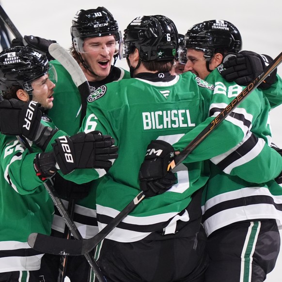 Lian Bichsel (6) est félicité par ses équipiers après avoir ouvert la marque face aux Flyers