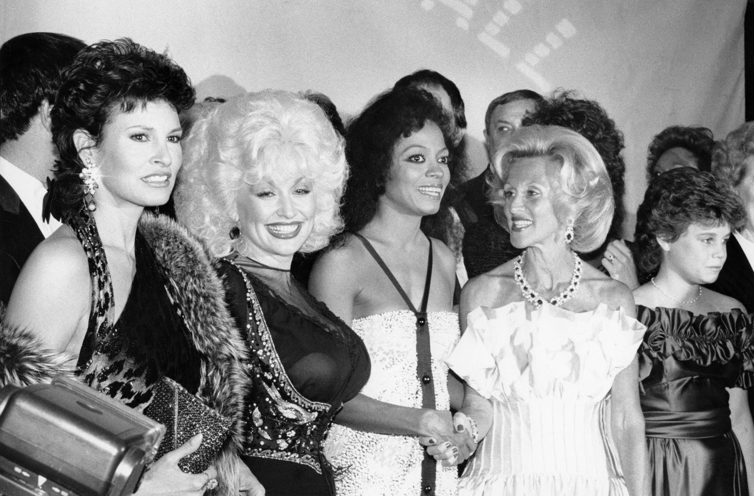RECORD DATE NOT STATED Raquel Welch, Dolly Parton, Diana Ross, Barbara Davis and Dana Hill at the Carousel Ball for the Children s Diabetes Foundation October 8, 1983 ** B.D.M. EDITORIAL USE ONLY PUBL ...