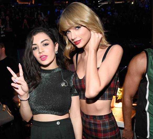 Taylor Swift et Charli XCX ont été amies pendant longtemps, avant de devenir rivales musicales.