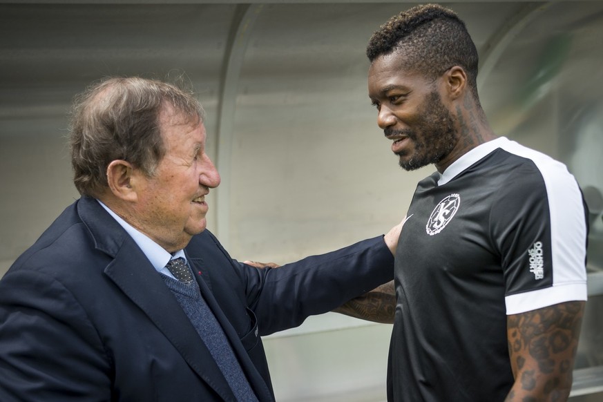 Le footballeur francais Djibril Cisse, recoit un hommage de l'entraineur legendaire Guy Roux a l'occasion de son dernier match a Yverdon lors de la rencontre de Promotion league entre Yverdo ...