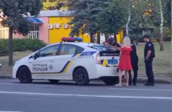 Une Ukrainienne est arrêtée après avoir fait un selfie devant un missile