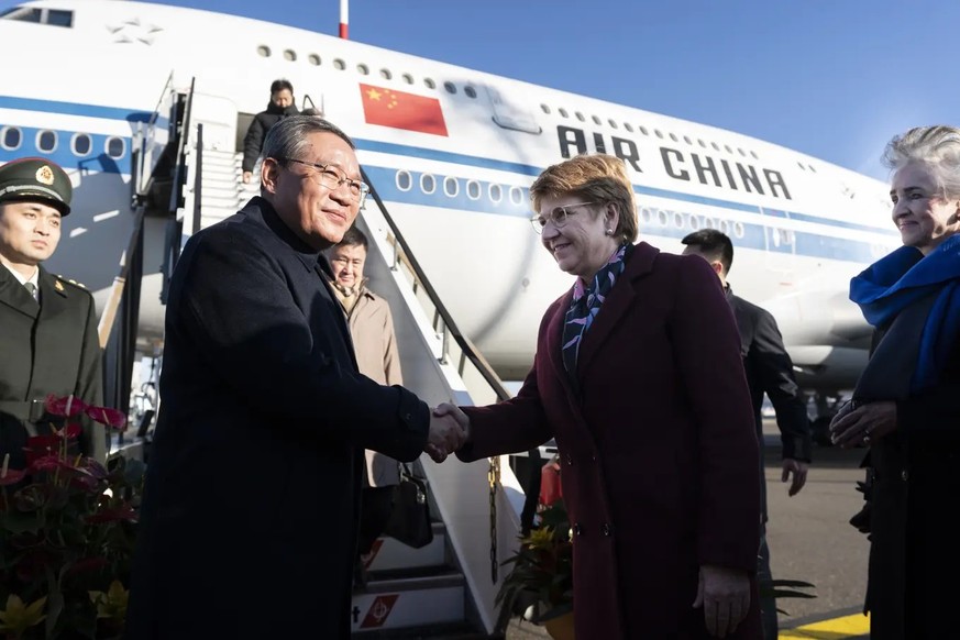 Bundespräsidentin Viola Amherd begrüsste am Sonntag am Flughafen Zürich den Chinesischen Premierminister Qiang.