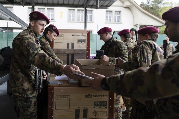 Rekruten erhalten ihr Dienstbuechlein und verabschieden sich von ihren Vorgesetzten, am letzten Tag der Rekrutenschule, am Freitag, 15. Mai 2026 in Thun. Die Schweizer Armee und der Zivilschutz werden ...