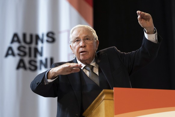Alt-Bundesrat Christoph Blocher spricht bei der Mitgliederversammlung der AUNS, am Samstag, 2. April 2022, in Bern. (KEYSTONE/Peter Klaunzer)