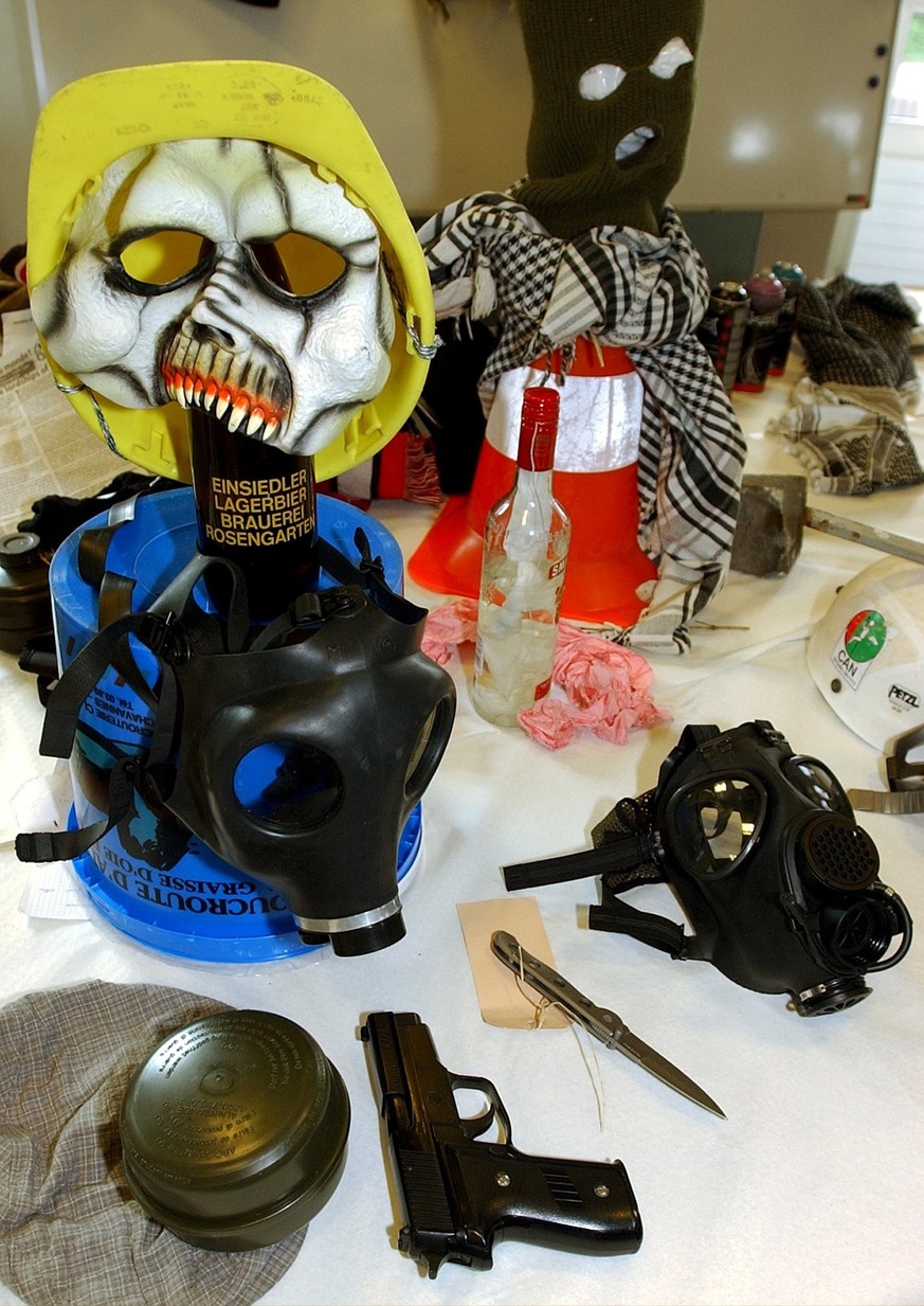 Vue des differents objets saisis sur les manifestants du black-bloc, dont un pistolet en plastique (au premier plan), lors des manifestations du G8, ce jeudi 5 juin 2003 a l'Hotel de Police a Gen ...
