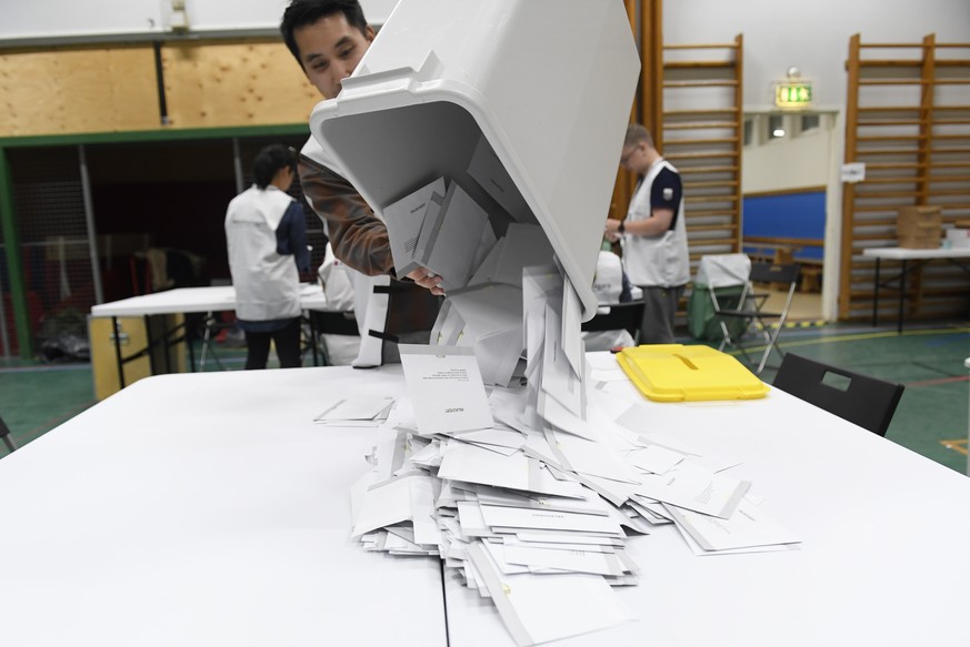 epa10178370 Vote counters count casted votes at a polling station at Vilans school in Nacka near Stockholm, Sweden, 11 Setpember 2022. EPA/Maja Suslin SWEDEN OUT