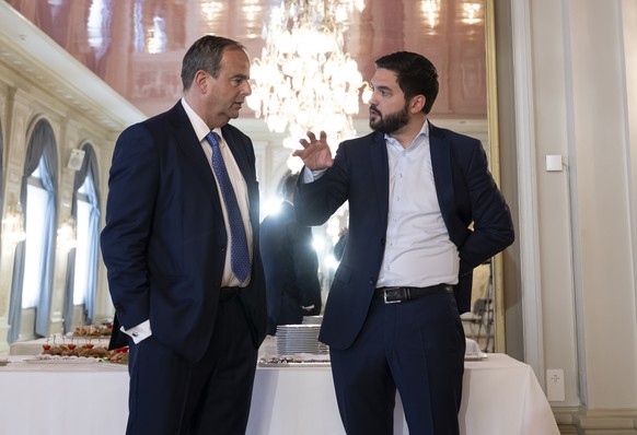 Die Mitte Parteipraesident und Nationalrat Gerhard Pfister, Mitte-ZG, links, und SP Co-Parteipraesident und Nationalrat Cedric Wermuth, SP-AG, rechts, sprechen kurz vor der Elefantenrunde von Blick TV ...