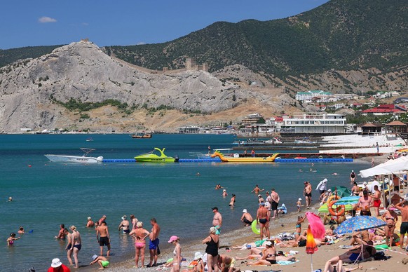 RUSSIA, REPUBLIC OF CRIMEA - JUNE 19, 2026: People enjoy a beach by the Black Sea in the town of Sudak Russia PUBLICATIONxINxGERxSUIxAUTxONLY - ZUMAt113 20260619_zaa_t113_303 Copyright: xMaximxChuruso ...