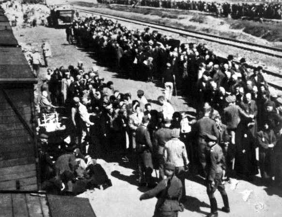 Sélection et séparation des prisonniers à la gare ferroviaire du camp de concentration d'Auschwitz-Birkenau, en Pologne, vers 1944.