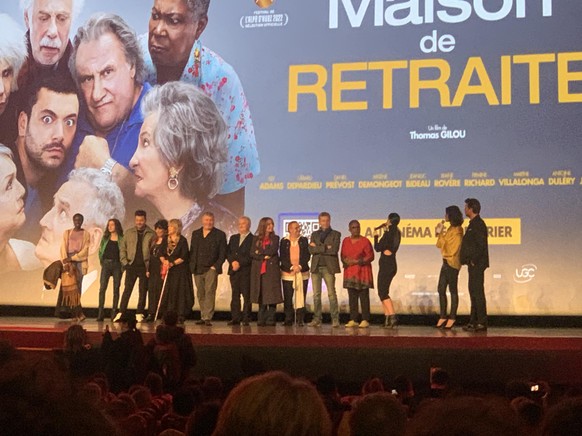 Stan Wawrinka (tout à droite) présente «Maison de retraite» sur la scène du Grand Rex de Paris, en présence de presque tous les acteurs.