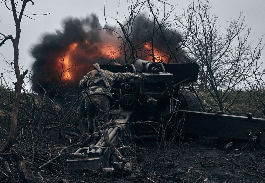 Ukrainian soldiers fire an artillery at Russian positions near Bakhmut, Donetsk region, Ukraine, Sunday, Nov. 20, 2022. (AP Photo/LIBKOS)