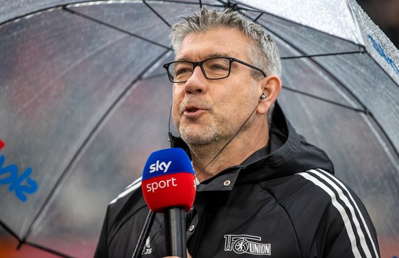01.04.2023, Berlin: Fu�ball, Bundesliga, 1. FC Union Berlin - VfB Stuttgart, 26. Spieltag, An der Alten F�rsterei. Trainer Urs Fischer von Union Berlin spricht im Interview vor Spielbeginn unter einem ...
