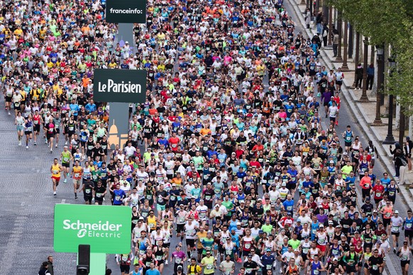epa12884495 Runners compete on the Champs-Elysees during the Marathon de Paris 2026 in Paris, France, 12 April 2026. EPA/TERESA SUAREZ
