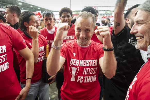 Assistenztrainer Nelson Ferreira, Cheftrainer Mauro Lustrinelli, und Praesident Andres Gerber, von links, feiern den soeben gesichterten Meistertitel, am Sonntag, 3. Mai 2026 in der Stockhorn Arena in ...