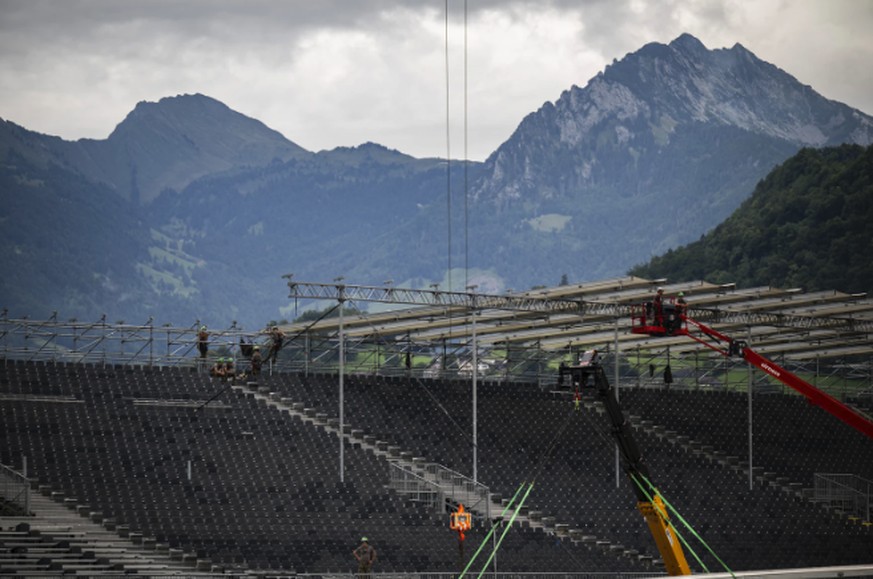 Les toits des tribunes en train d'être montés.