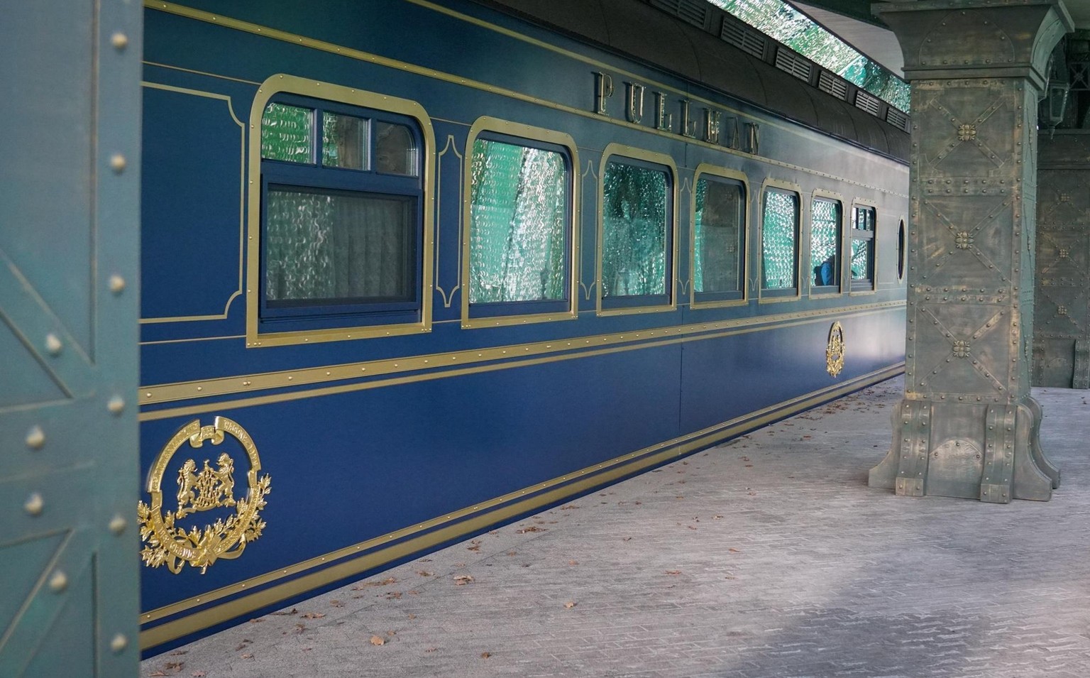 Ceci est un train. Dans une gare. En Ukraine. Construite dans un jardin (si, si).