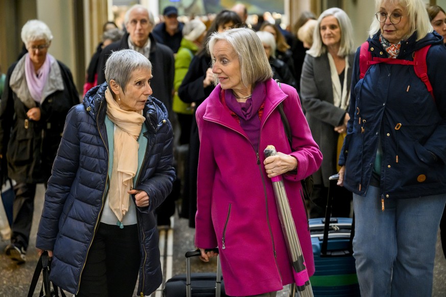 Anne Mahrer, gauche, co-presidente et Rosmarie Wydler-Waelti, droite, co-presidente des Ainees pour la protection du climat Suisse, marchent pour prendre le train en direction de Strasbourg avec des m ...