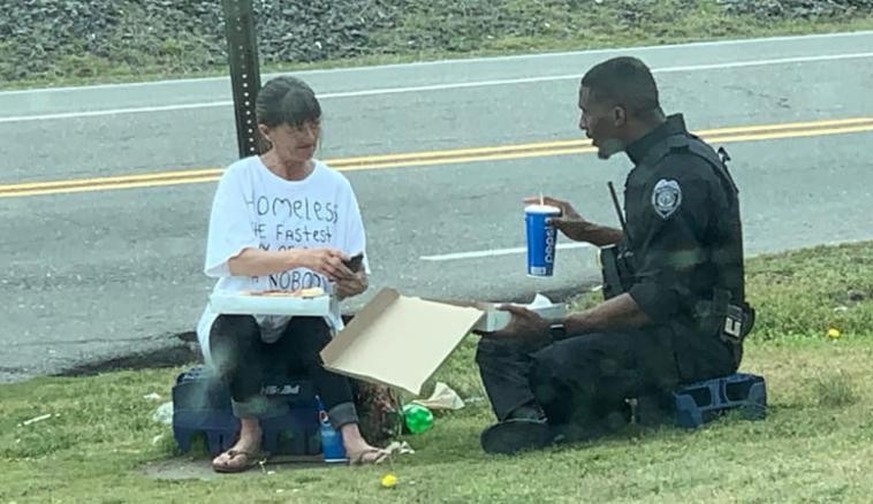 Menschen, die gut sind

https://www.reddit.com/r/peoplebeingbros/comments/fi1min/a_police_officer_in_north_carolina_spent_his/